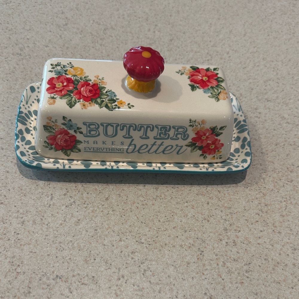 The pioneer woman butter dish .  Excellent used condition.  Dishwasher safe.